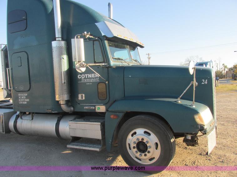 image for item J2372 2001 Freightliner FLD120 semi truck