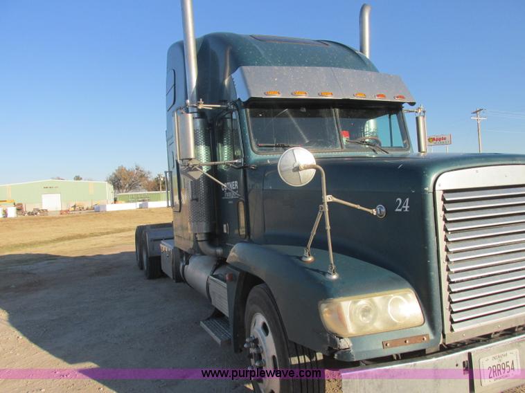 image for item J2372 2001 Freightliner FLD120 semi truck