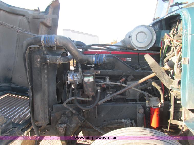 image for item J2372 2001 Freightliner FLD120 semi truck