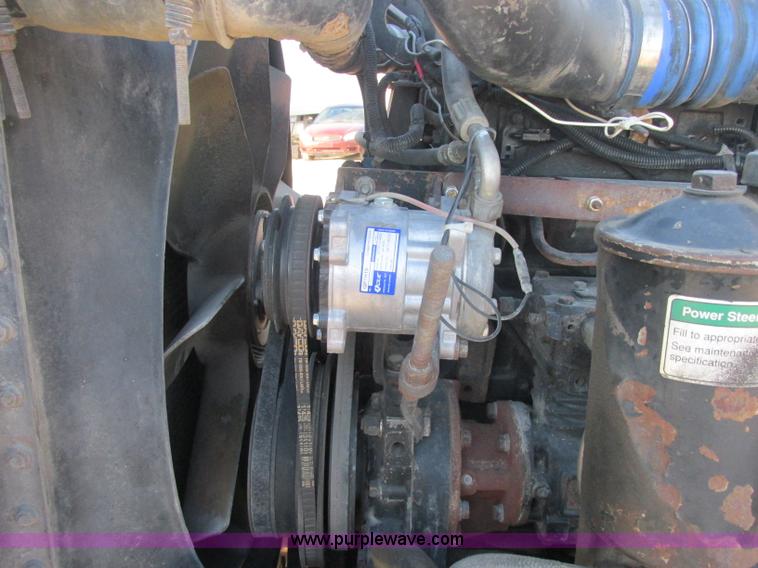 image for item J2372 2001 Freightliner FLD120 semi truck