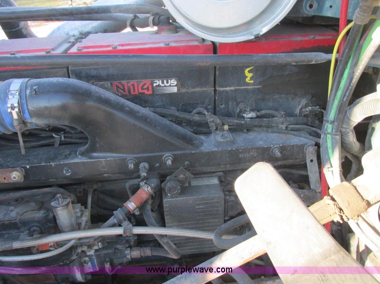 image for item J2372 2001 Freightliner FLD120 semi truck