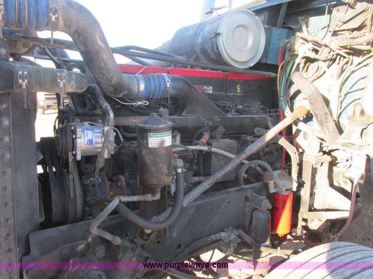 image for item J2372 2001 Freightliner FLD120 semi truck