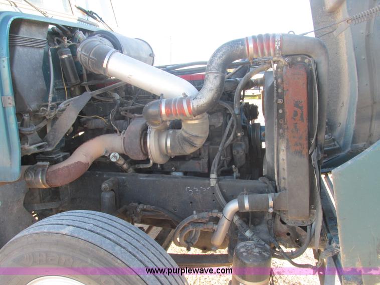 image for item J2372 2001 Freightliner FLD120 semi truck