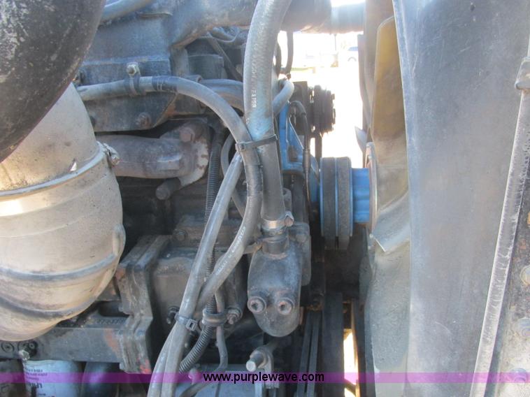 image for item J2372 2001 Freightliner FLD120 semi truck