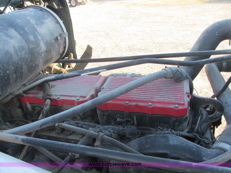 image for item J2372 2001 Freightliner FLD120 semi truck