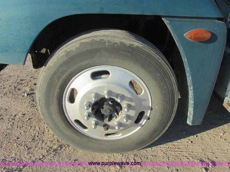 image for item J2372 2001 Freightliner FLD120 semi truck