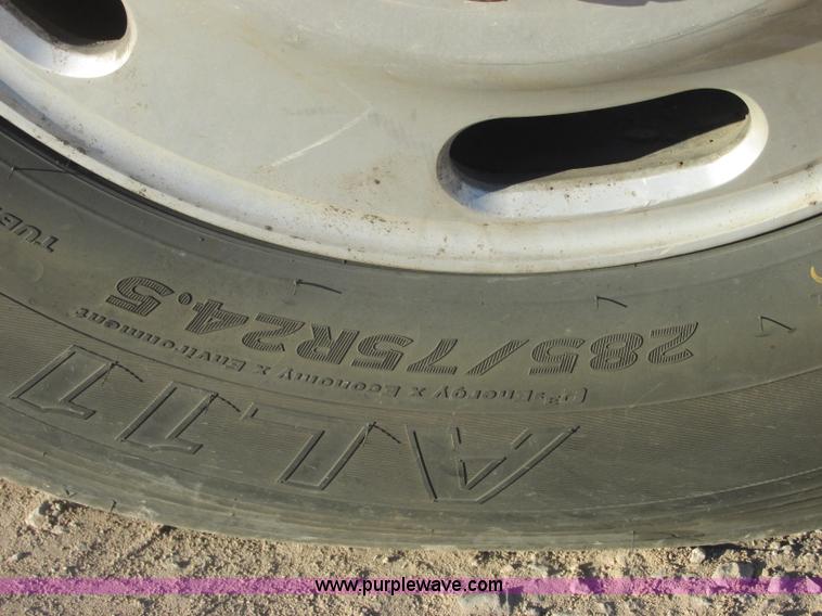 image for item J2372 2001 Freightliner FLD120 semi truck