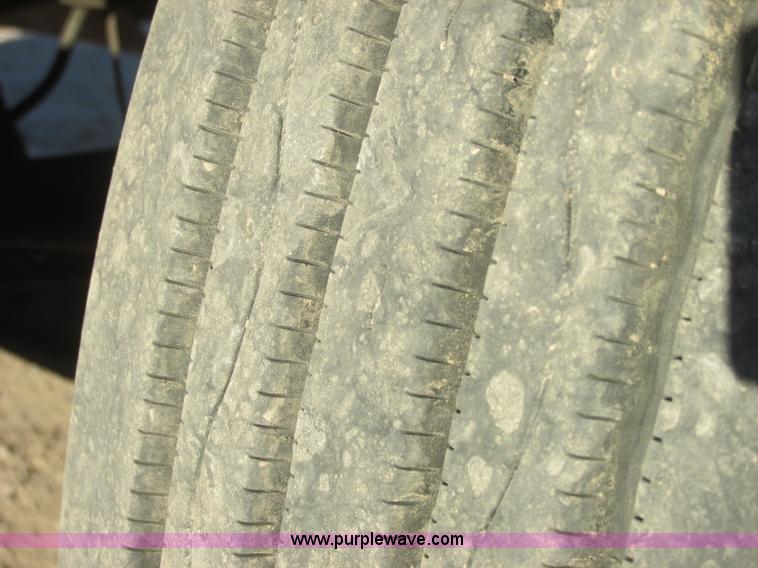 image for item J2372 2001 Freightliner FLD120 semi truck