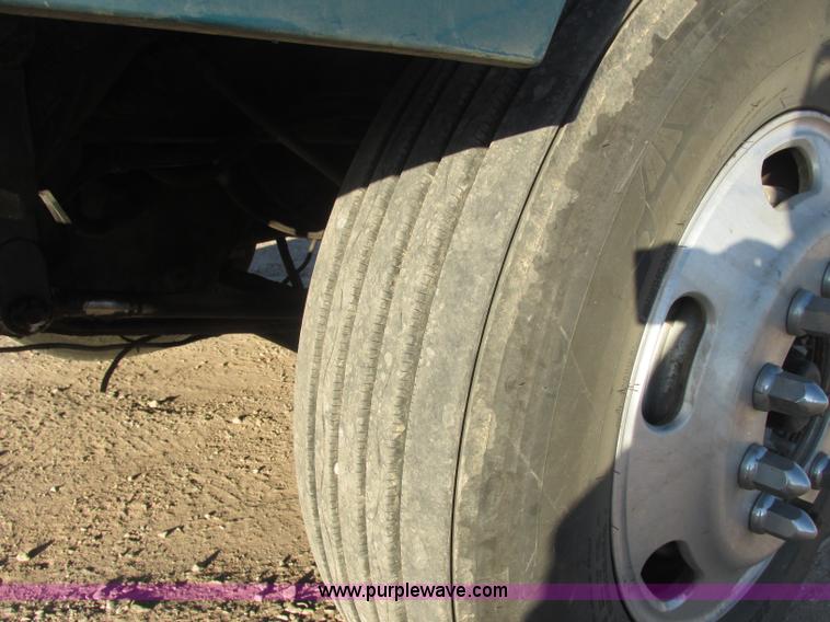 image for item J2372 2001 Freightliner FLD120 semi truck