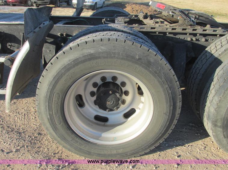 image for item J2372 2001 Freightliner FLD120 semi truck