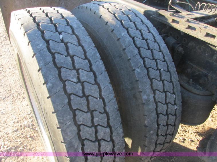 image for item J2372 2001 Freightliner FLD120 semi truck