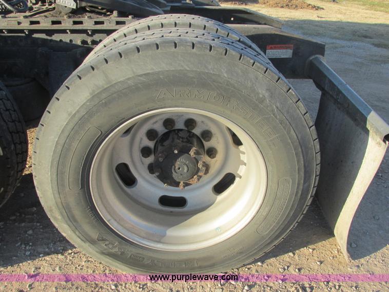 image for item J2372 2001 Freightliner FLD120 semi truck