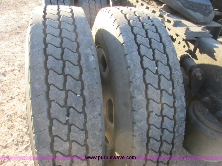 image for item J2372 2001 Freightliner FLD120 semi truck