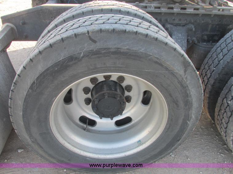 image for item J2372 2001 Freightliner FLD120 semi truck