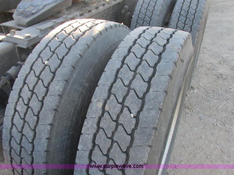 image for item J2372 2001 Freightliner FLD120 semi truck