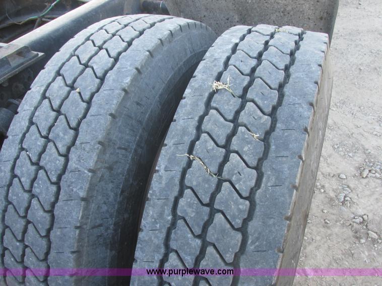 image for item J2372 2001 Freightliner FLD120 semi truck