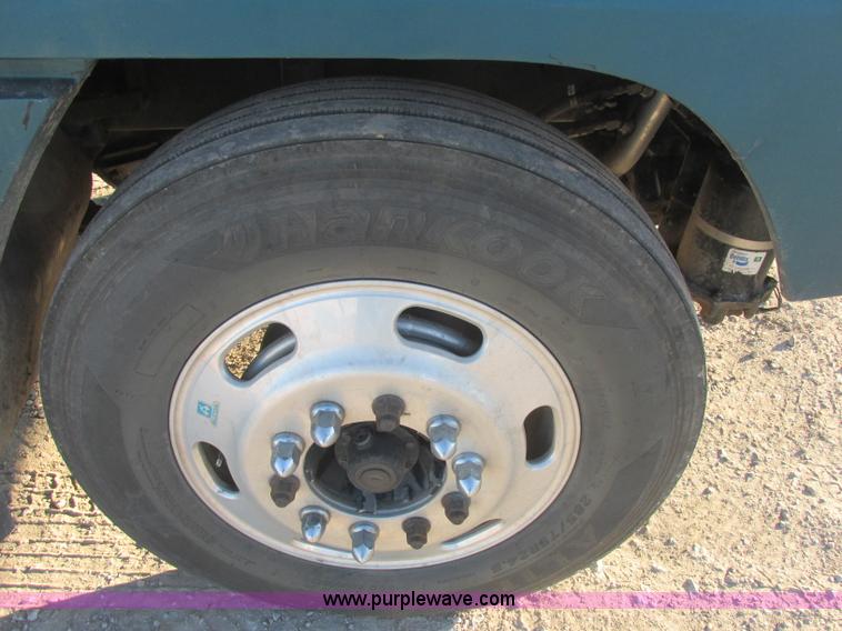 image for item J2372 2001 Freightliner FLD120 semi truck