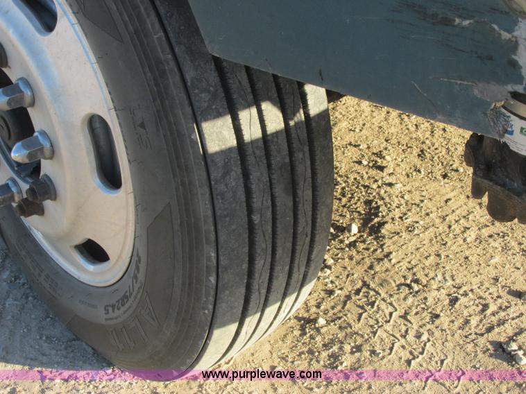 image for item J2372 2001 Freightliner FLD120 semi truck