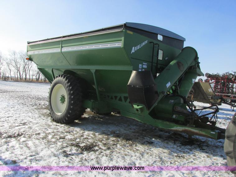 image for item A8763 2004 Unverferth Brent Avalanche 1084 grain cart