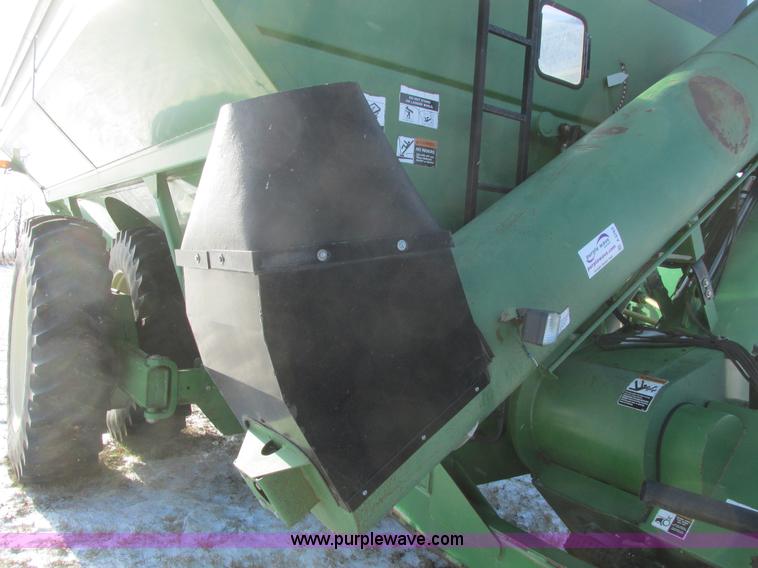 image for item A8763 2004 Unverferth Brent Avalanche 1084 grain cart