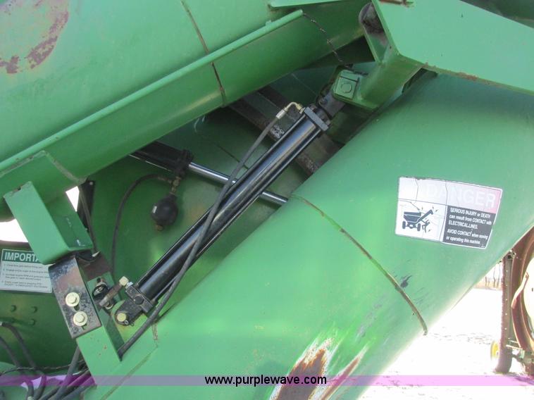 image for item A8763 2004 Unverferth Brent Avalanche 1084 grain cart