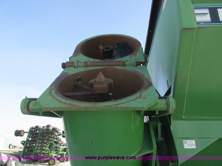 image for item A8763 2004 Unverferth Brent Avalanche 1084 grain cart