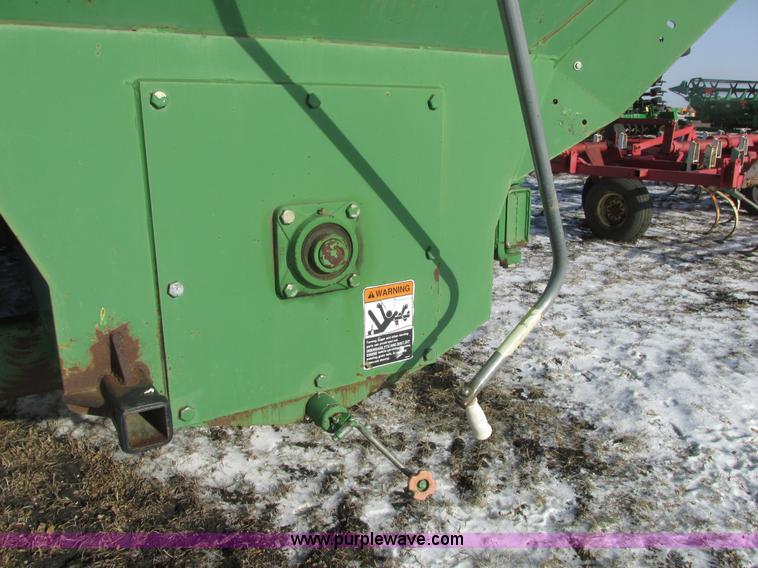 image for item A8763 2004 Unverferth Brent Avalanche 1084 grain cart