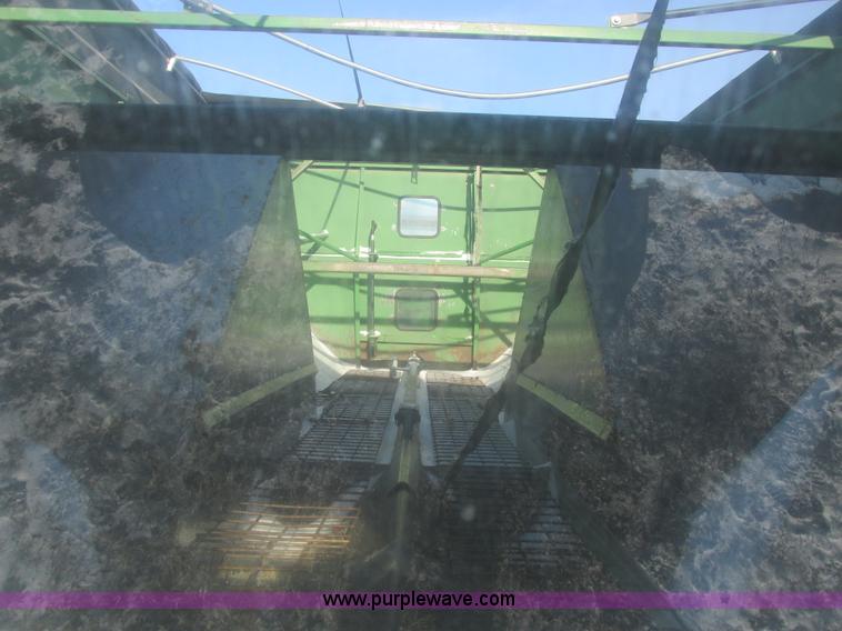 image for item A8763 2004 Unverferth Brent Avalanche 1084 grain cart