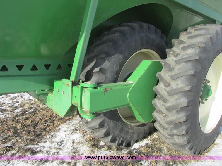 image for item A8763 2004 Unverferth Brent Avalanche 1084 grain cart