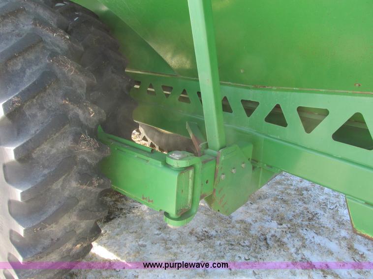 image for item A8763 2004 Unverferth Brent Avalanche 1084 grain cart