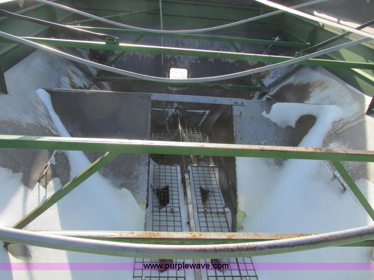 image for item A8763 2004 Unverferth Brent Avalanche 1084 grain cart