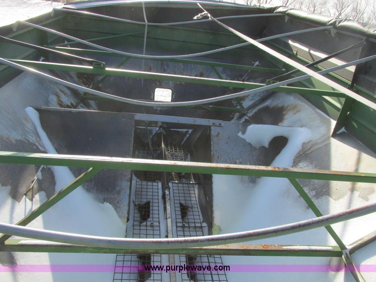 image for item A8763 2004 Unverferth Brent Avalanche 1084 grain cart