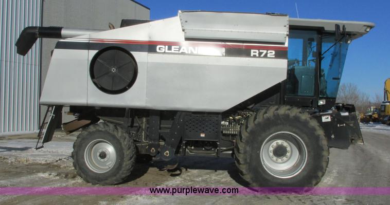 image for item A8769 1998 Gleaner R72 combine