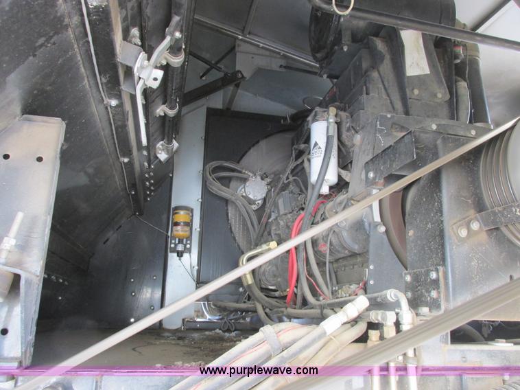 image for item A8769 1998 Gleaner R72 combine