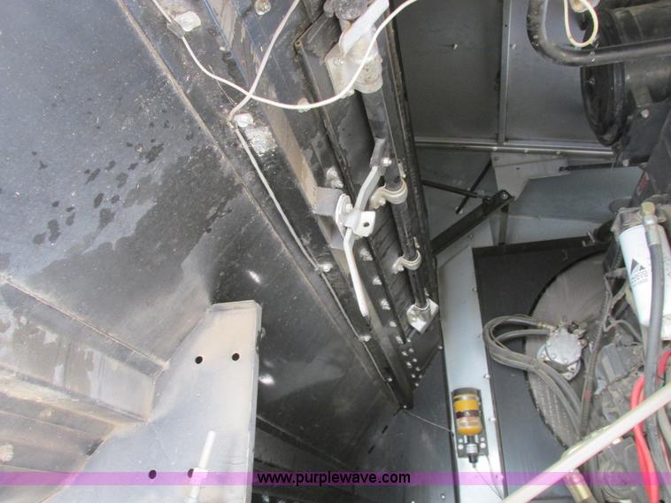 image for item A8769 1998 Gleaner R72 combine