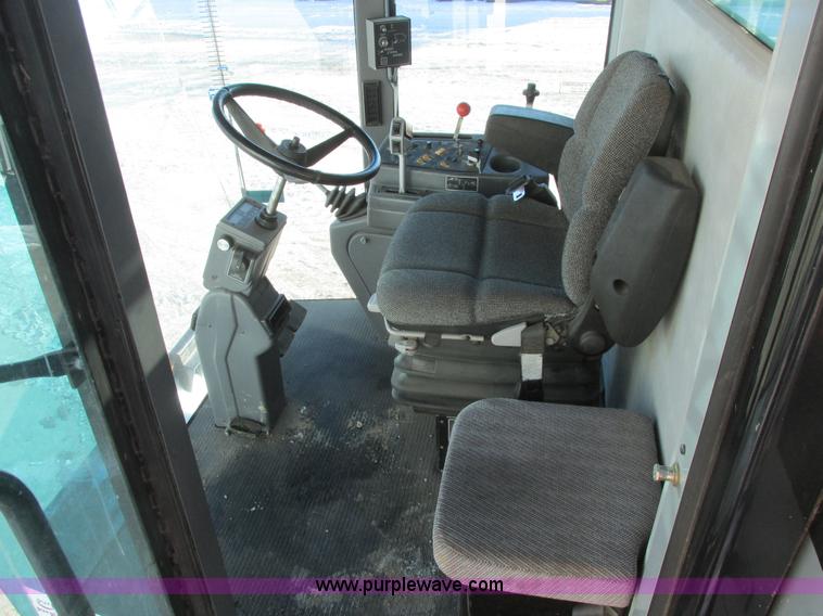 image for item A8769 1998 Gleaner R72 combine