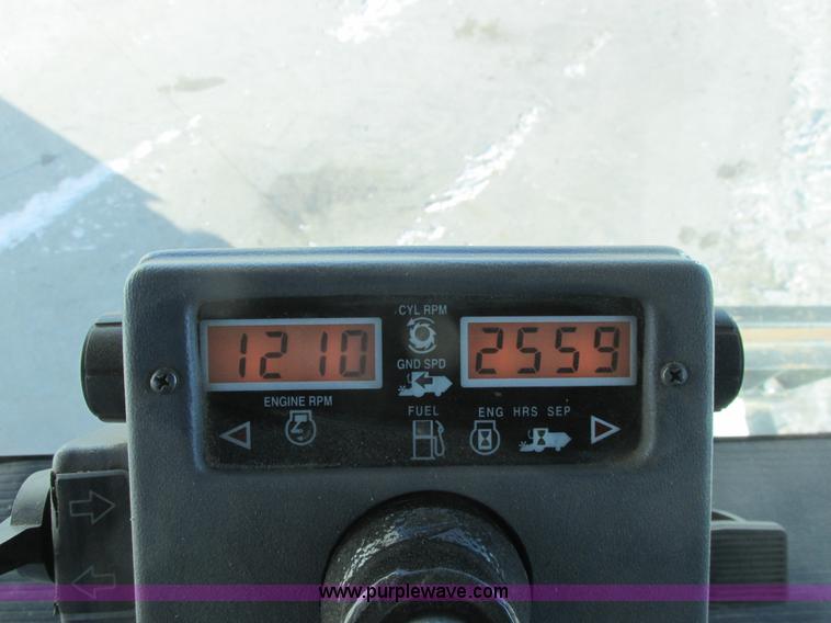 image for item A8769 1998 Gleaner R72 combine