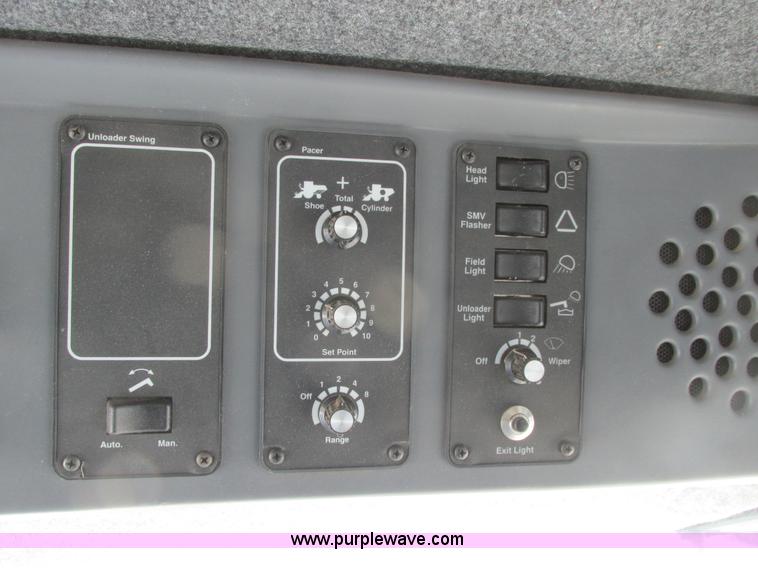 image for item A8769 1998 Gleaner R72 combine