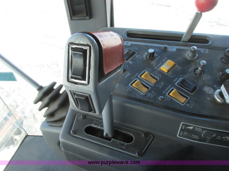 image for item A8769 1998 Gleaner R72 combine