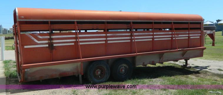 image for item AX9737 1985 Donahue gooseneck stock trailer