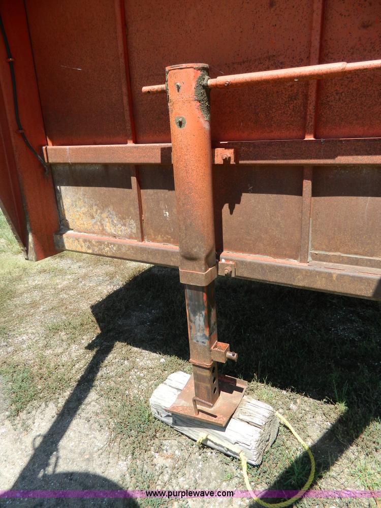 image for item AX9737 1985 Donahue gooseneck stock trailer