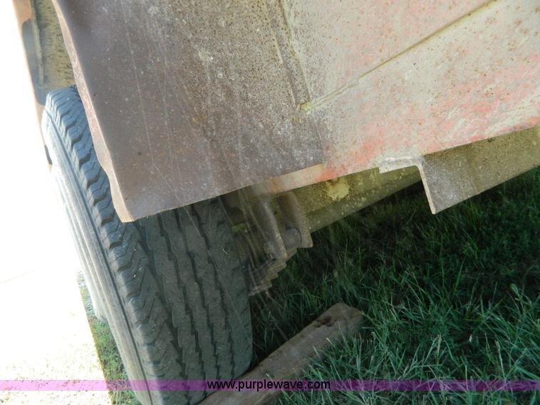 image for item AX9737 1985 Donahue gooseneck stock trailer