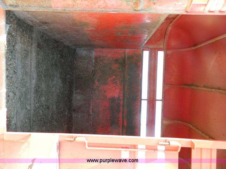 image for item AX9737 1985 Donahue gooseneck stock trailer