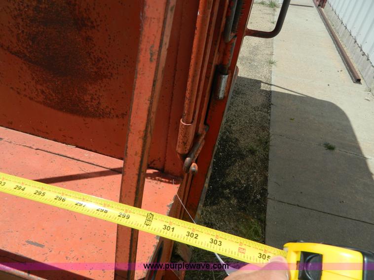 image for item AX9737 1985 Donahue gooseneck stock trailer