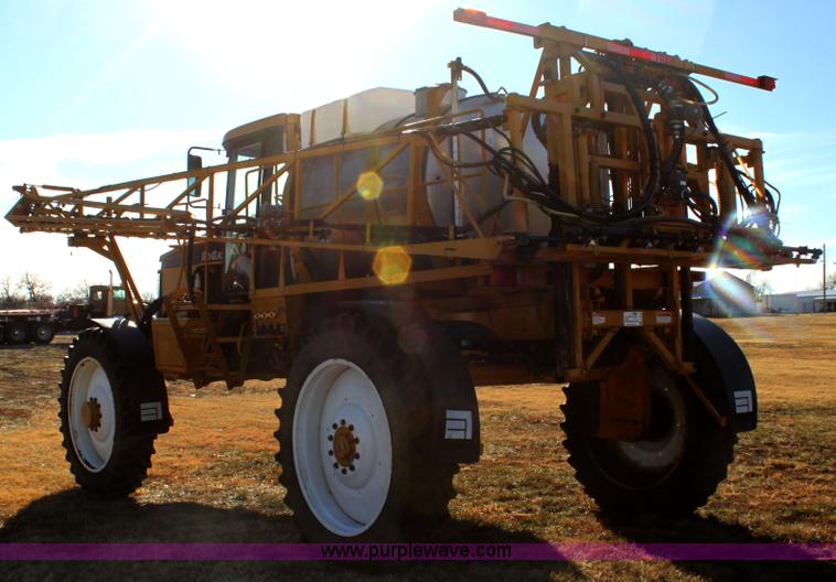 image for item F3389 2005 Ag-Chem RoGator 1274C self-propelled sprayer