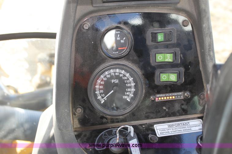 image for item F3389 2005 Ag-Chem RoGator 1274C self-propelled sprayer