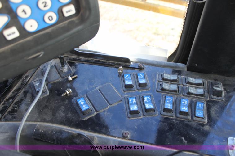 image for item F3389 2005 Ag-Chem RoGator 1274C self-propelled sprayer