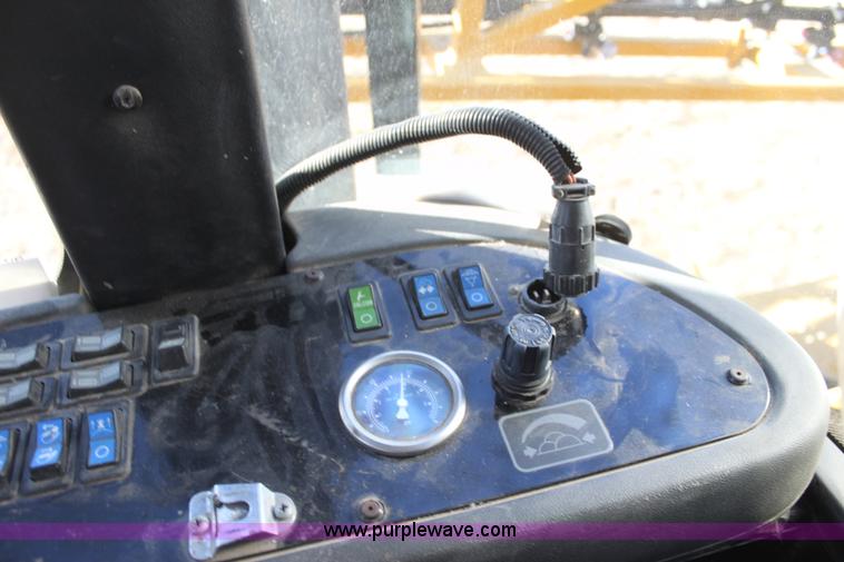 image for item F3389 2005 Ag-Chem RoGator 1274C self-propelled sprayer