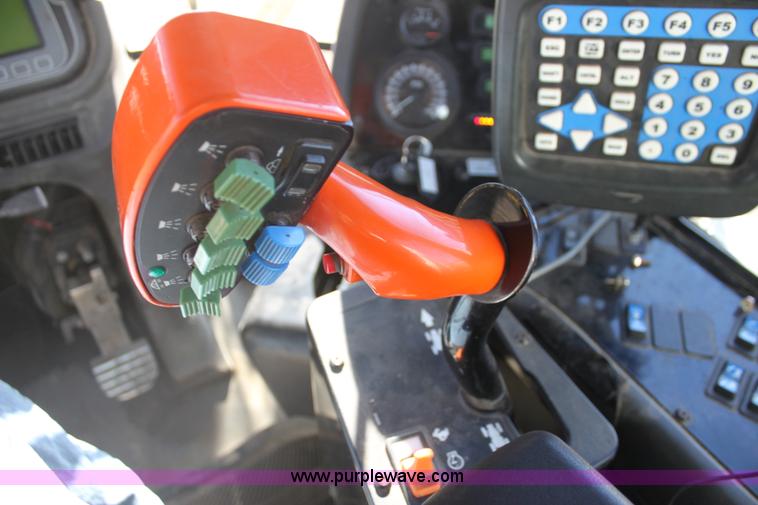 image for item F3389 2005 Ag-Chem RoGator 1274C self-propelled sprayer