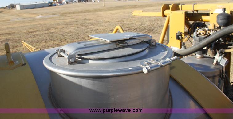 image for item F3389 2005 Ag-Chem RoGator 1274C self-propelled sprayer